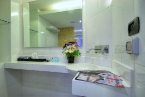 Bangkok Hotel - Suite Room in Skyy Hotel